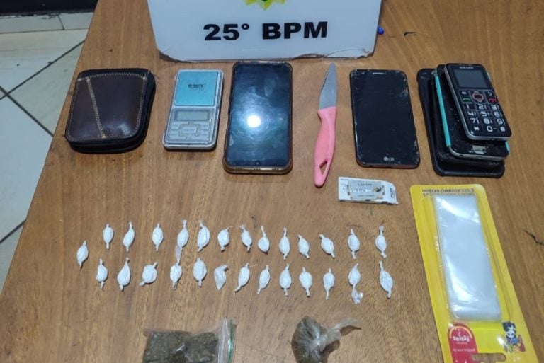 PM prende jovem: além de drogas, também foram apreendidos com o jovem celulares, documentos e cartões bancários pertencentes a uma terceira pessoa.