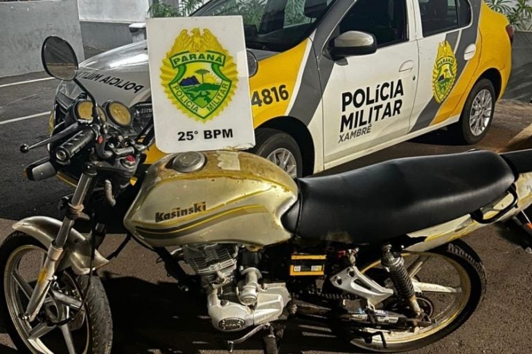 Polícia apreende motocicleta.