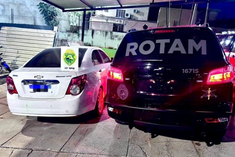 Polícia apreende veículo: o automóvel estava em um estabelecimento comercial.