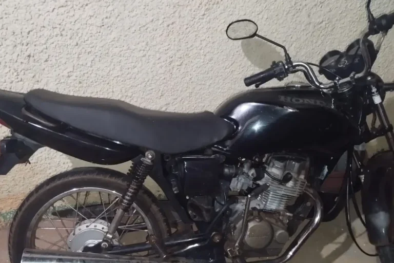 Polícia Flagra Jovem Empinando Moto E Apreende Veículo