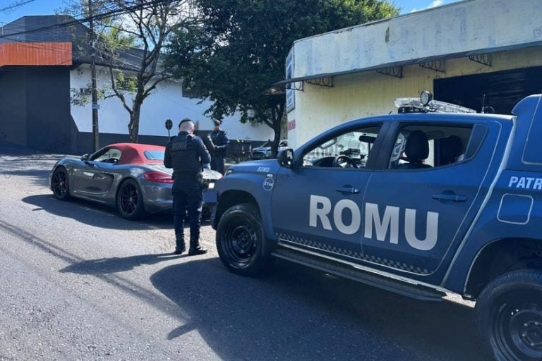 Porsche: o condutor poderá responder por direção perigosa, além das pendências fiscais do veículo.