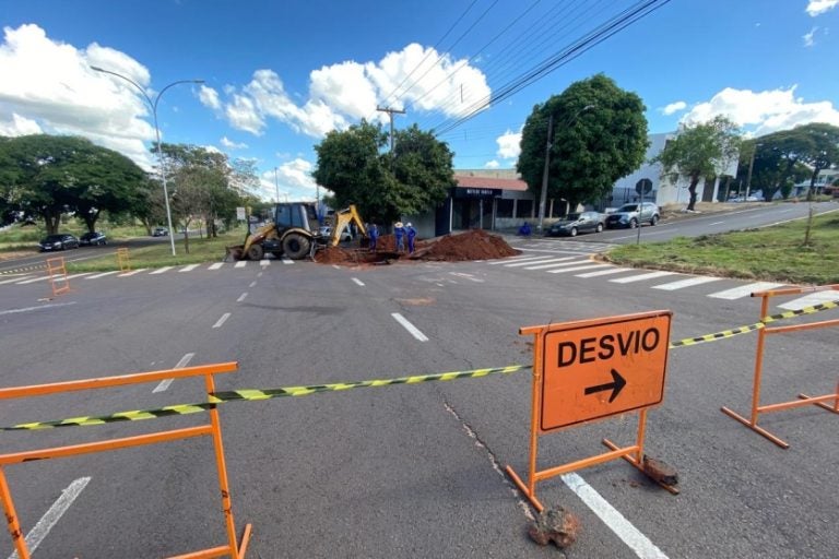 Rompimento em galeria: o trecho afetado é conhecido pelo tráfego intenso, especialmente nos horários de pico.