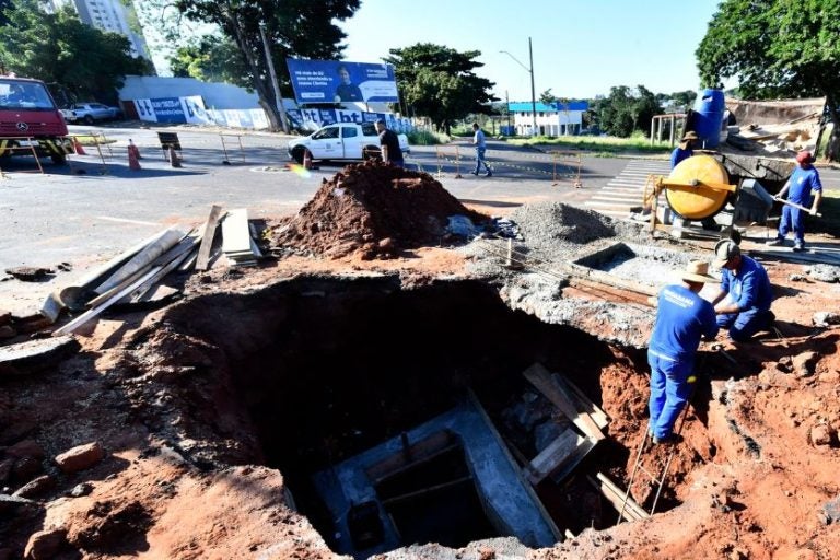 Secretaria De Obras Atua Em Galeria Pluvial Rompida Na Parigot De Souza