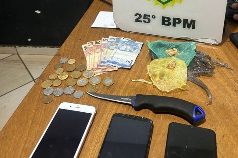 Tráfico de drogas: além dos entorpecentes, a polícia apreendeu com a dupla uma faca, dinheiro e celulares.