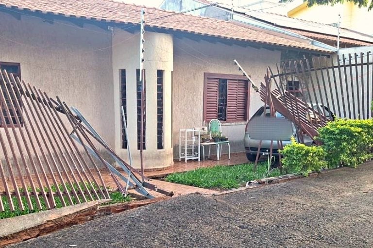 Umuarama Condutor Invade Quintal De Casa Ao Desviar De Veículo (2)