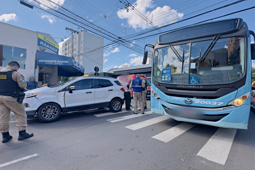 Umuarama Passageira De ônibus Fica Ferida Após Colisão No Centro (1)