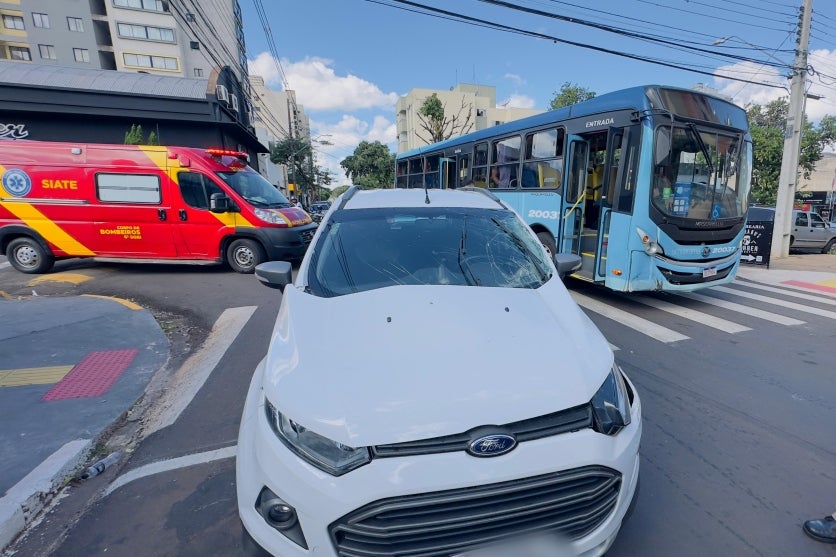Umuarama Passageira De ônibus Fica Ferida Após Colisão No Centro (5)