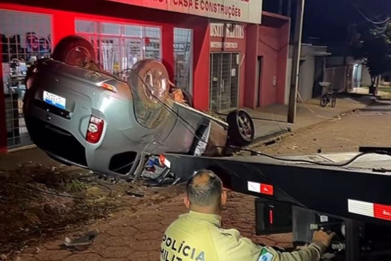 Veículo Capota Após Colisão Com Poste E Deixa Duas Pessoas Feridas