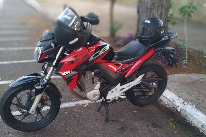 Vídeo Mostra Ladrão Fugindo Com Motocicleta Durante Roubo