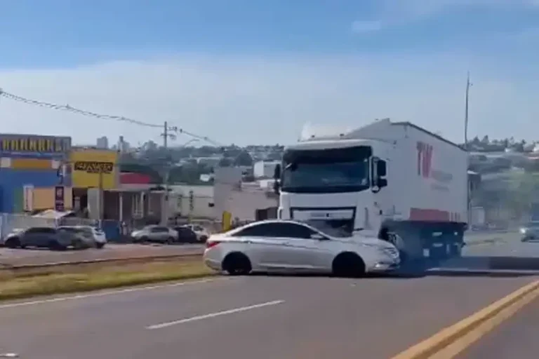 Caminhão Arrastando Carro