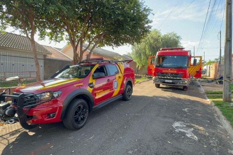 Incêndio: a moradora não estava em casa no momento do incêndio. Ao chegar ao local, passou mal e precisou de atendimento.