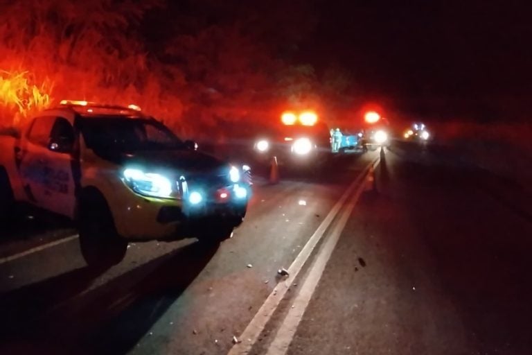 Acidente com três: Um dos motoristas foi encaminhado à delegacia após o teste do bafômetro indicar resultado positivo para álcool.