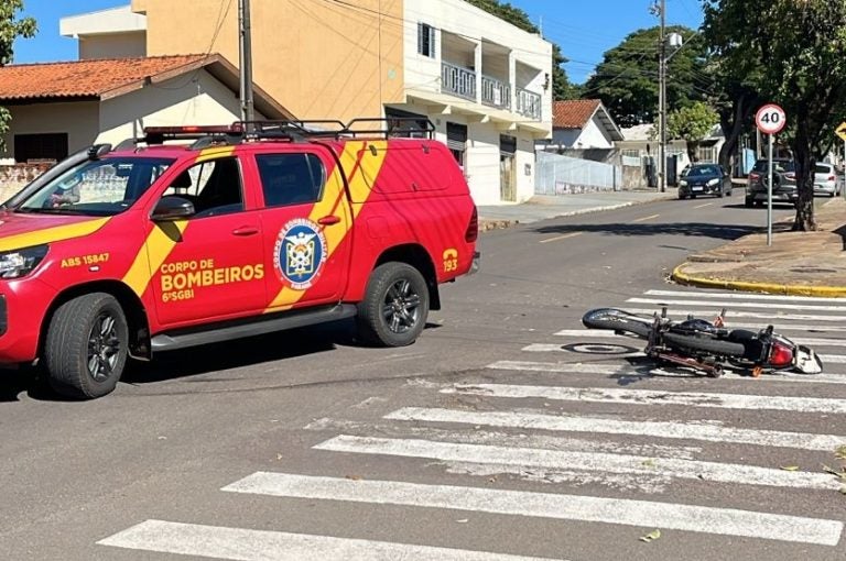 Adolescente Conduzindo Moto Fratura O Fêmur Após Colisão (2)