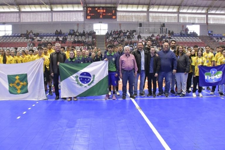 Atletas disputam: A final integra as comemorações dos 70 anos de Umuarama e atrai grande público local e visitante.