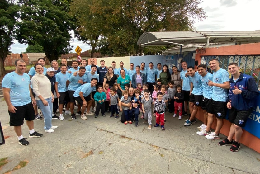Atletas Do Umuarama Futsal Interagem Com Crianças De Cmei (1)