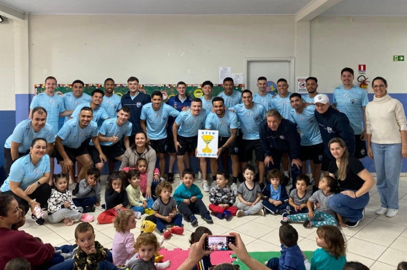 Atletas Do Umuarama Futsal Interagem Com Crianças De Cmei (2)