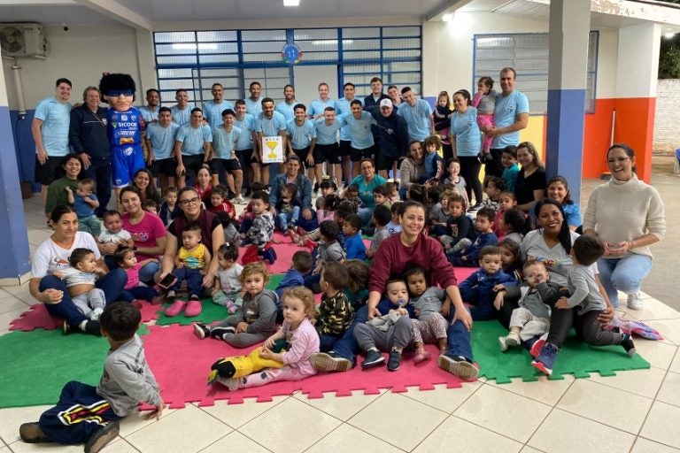Atletas Do Umuarama Futsal Interagem Com Crianças De Cmei (3)