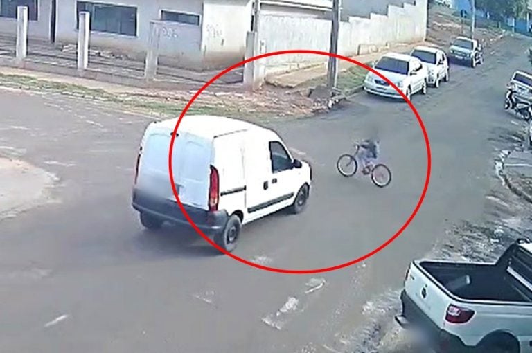 Câmera Flagra Acidente Entre Carro E Bicicleta De Garoto De 6 Anos