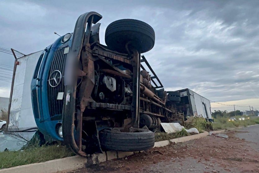 Caminhão Carregado Com Sofás Tomba Na Pr 323 Em Umuarama (2)