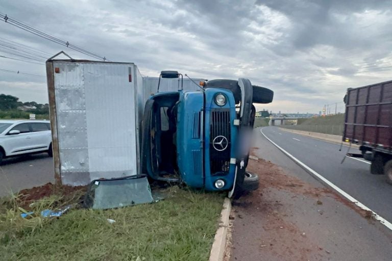Caminhão Carregado Com Sofás Tomba Na Pr 323 Em Umuarama (4)
