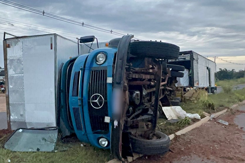 Caminhão Carregado Com Sofás Tomba Na Pr 323 Em Umuarama (5)
