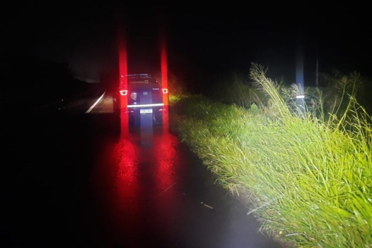 Capotamento: o acidente aconteceu por volta das 00h25, sob chuva intensa.