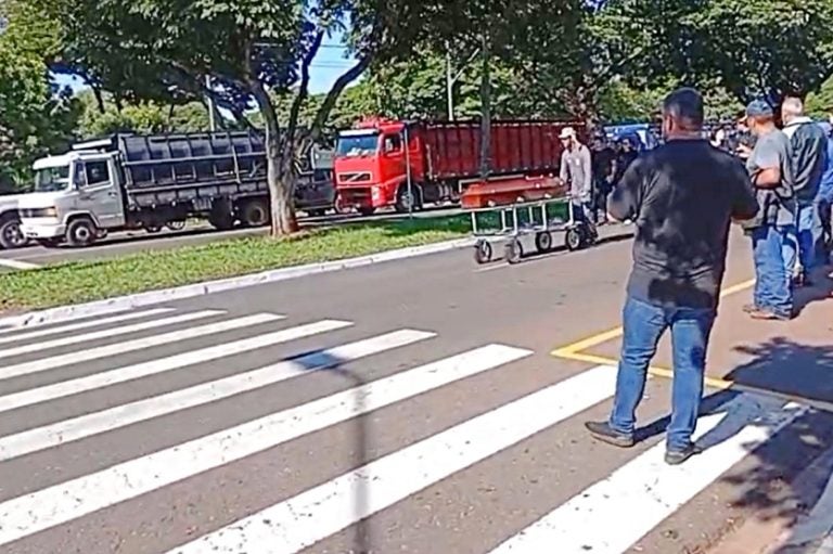 Colegas De Profissão Homenageiam Caminhoneiro Que Faleceu