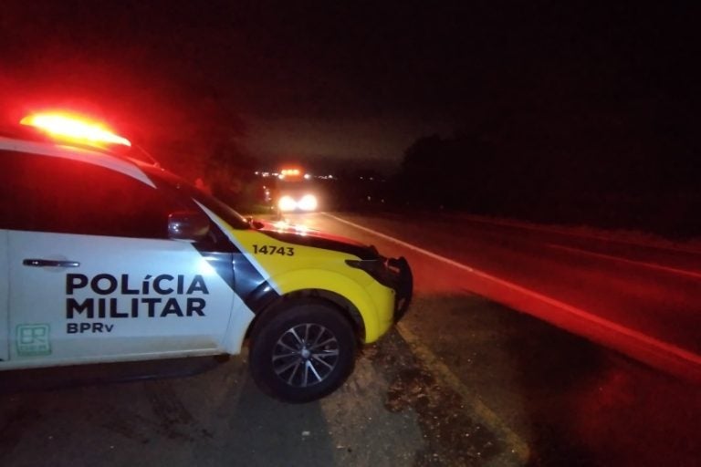 Colisão traseira: o acidente deixou a rodovia parcialmente bloqueada.