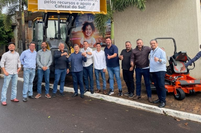Deputado Sperafico Entrega Maquinários Para Cafezal Do Sul (2)