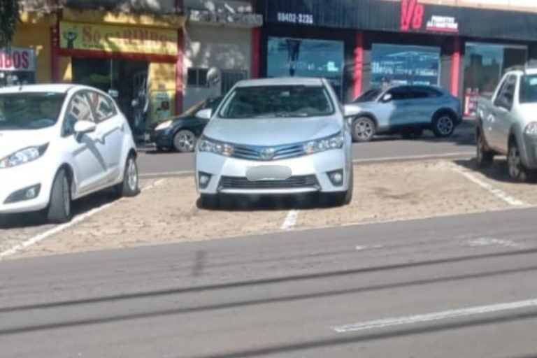 Deve pagar dois IPVAs: a situação foi registrada na última segunda-feira (9), na Avenida Brasil, em Umuarama, e criticada (com toda a razão) por quem buscava uma vaga para estacionar.