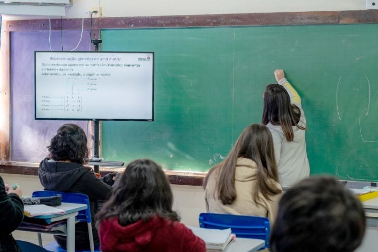 Governo nomeia professores: os novos profissionais serão distribuídos entre os 32 NREs, atuando em diferentes disciplinas e níveis de ensino.