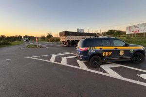 Indígenas bloqueiam: o grupo reivindica a demarcação de terras pelo Incra.