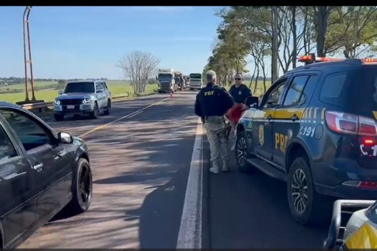 Indígenas liberam BR-272: a manifestação ocorreu nos dois sentidos da via e causou transtornos a motoristas e transportadoras que utilizam a rodovia.