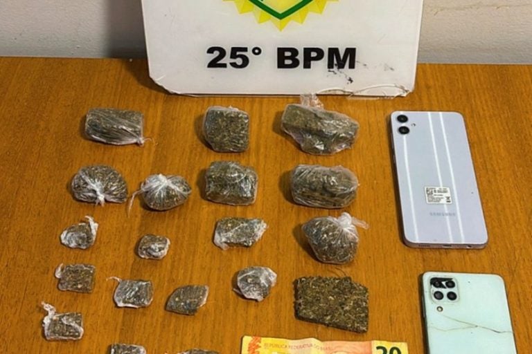Jovem é preso: além da droga, também foram apreendidos materiais utilizados no preparo e no fracionamento do entorpecente.