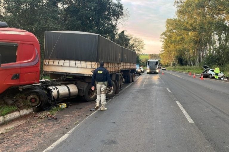 Jovens morrem: a rodovia precisou ser parcialmente interditada para os trabalhos de resgate e perícia.