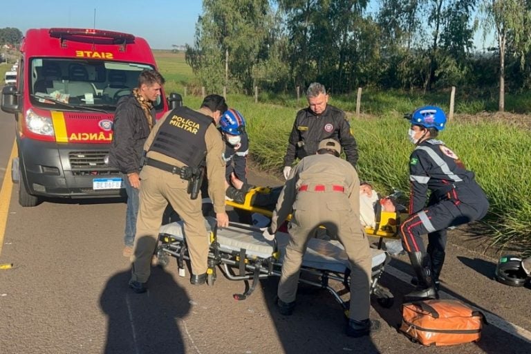 Mãe e filha ficam feridas: a motocicleta em que estavam colidiu com um cachorro próximo ao aterro sanitário.