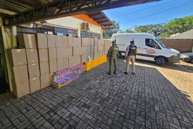 Mercadoria contrabandeada: além da apreensão das mercadorias, um homem também foi preso.