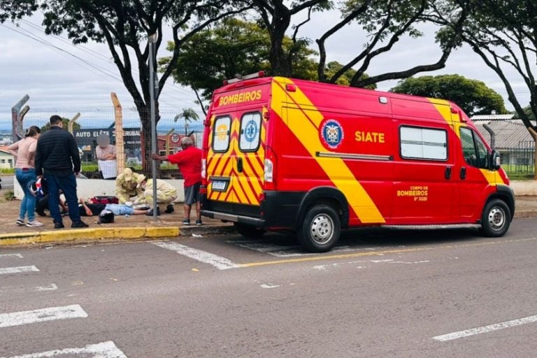 Motociclista fica ferido: o rapaz transitava sozinho pela via quando perdeu o controle da moto e caiu.