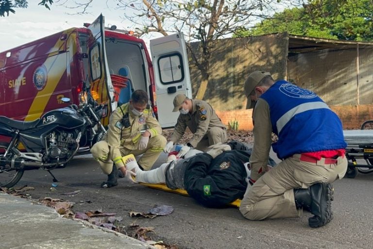 Motociclista fica ferido: A batida ocorreu na manhã desta sexta-feira (13).