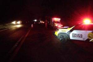 Motociclista morre: a pista estava molhada devido à chuva no momento do acidente, o que pode ter dificultado a frenagem da moto.