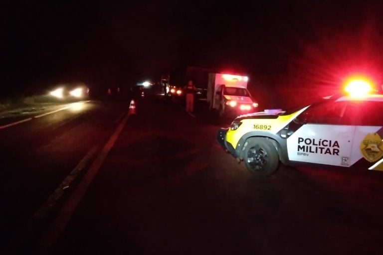 Motociclista morre: a pista estava molhada devido à chuva no momento do acidente, o que pode ter dificultado a frenagem da moto.