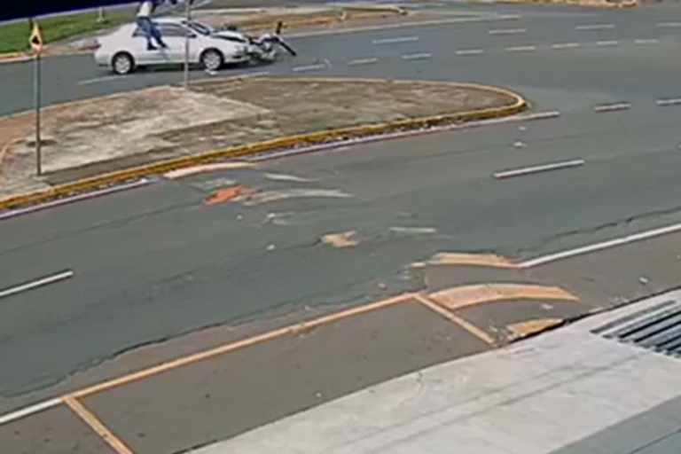 Motociclista voa: a colisão aconteceu nesta quarta-feira (4) e foi registrada por câmeras de segurança.