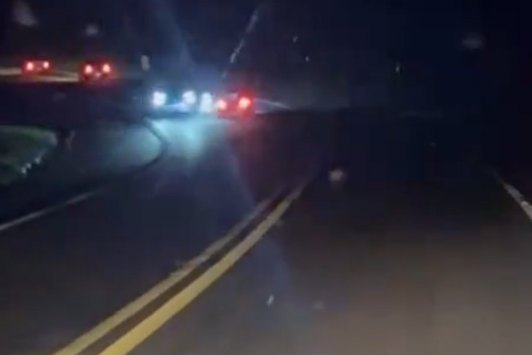 Motorista em zigue-zague: as imagens mostram o momento em que o veículo atinge o retrovisor de outro carro que vinha no sentido contrário.