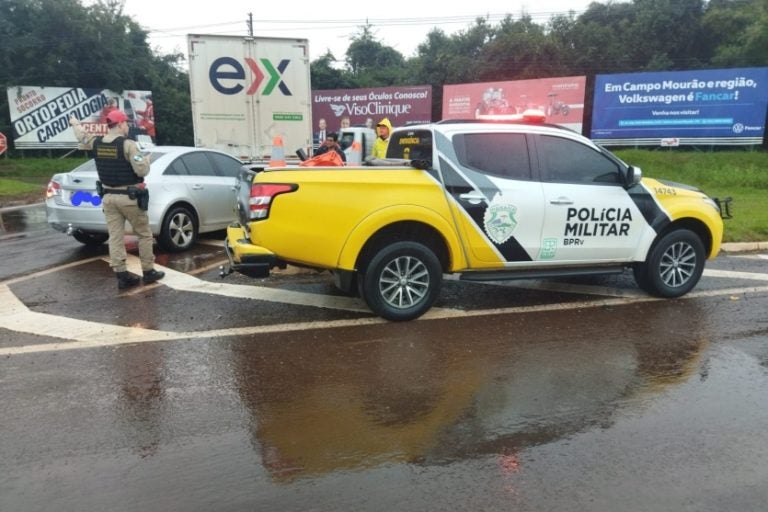 Motorista fica ferido: o acidente envolveu um caminhão e um veículo Cruze. Chovia no momento da batida.