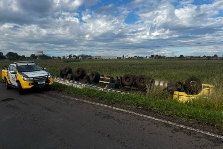 Motorista perde o controle: a pista ficou parcialmente interditada.