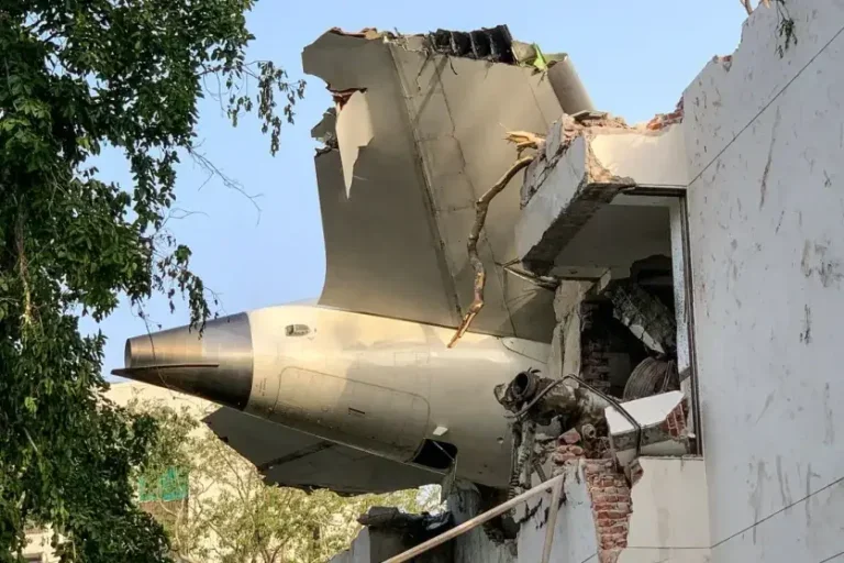 Número de mortos em queda de avião: a aeronave caiu sobre uma área residencial próxima ao aeroporto, atingindo um alojamento de uma faculdade de medicina.