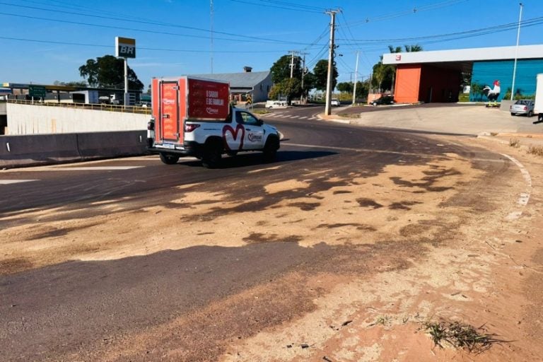 Óleo derramado: a Guarda Municipal espalhou serragem na pista para evitar acidentes.