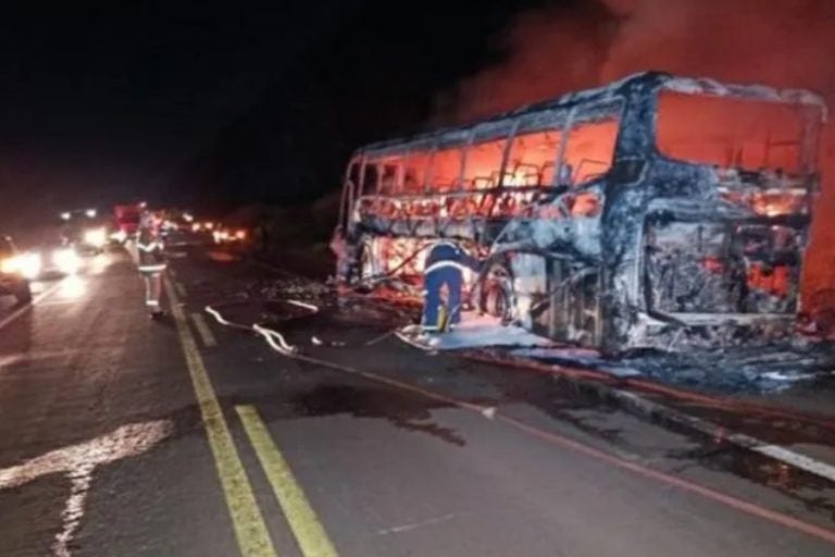 Ônibus de estudantes: dois caminhões do Corpo de Bombeiros foram acionados para conter o fogo.