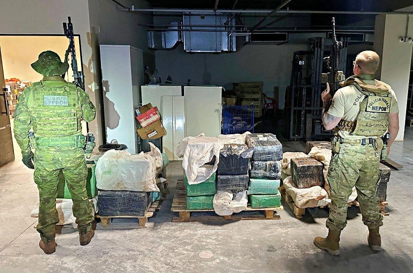 Pf E Bpfron Apreendem 1,2 Tonelada De Maconha Em Mata (1)