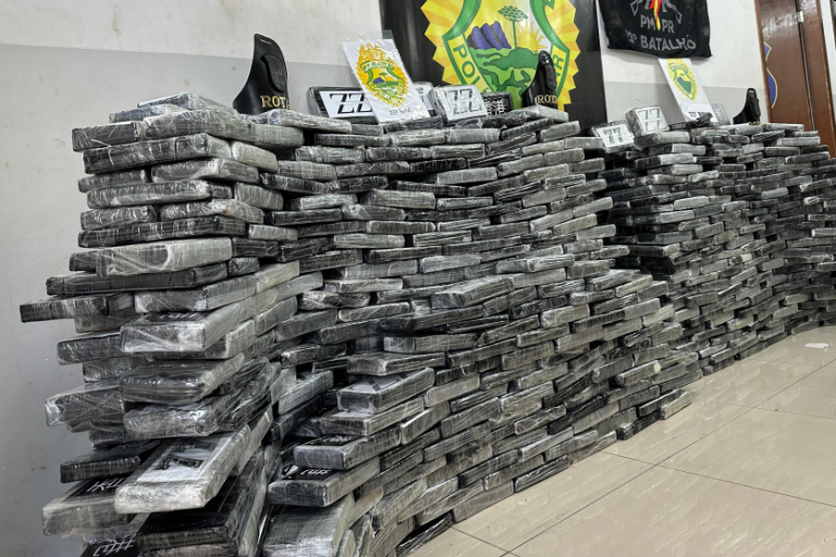 Pm apreende cocaína: equipes da PMPR identificaram movimentações suspeitas em um imóvel da região e passaram a monitorar o local.